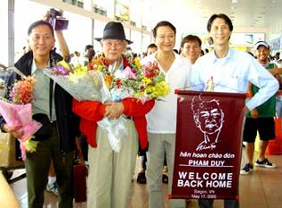 20140507130821!Pham Duy at Tan Son Nhat Airport, 2005.jpg